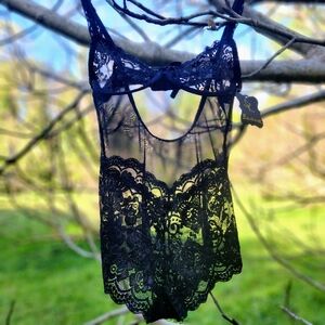 VINTAGE-INSPIRED BLACK LACE CHEMISE